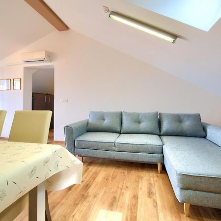 Apartment Val Njivice Bagian luar foto